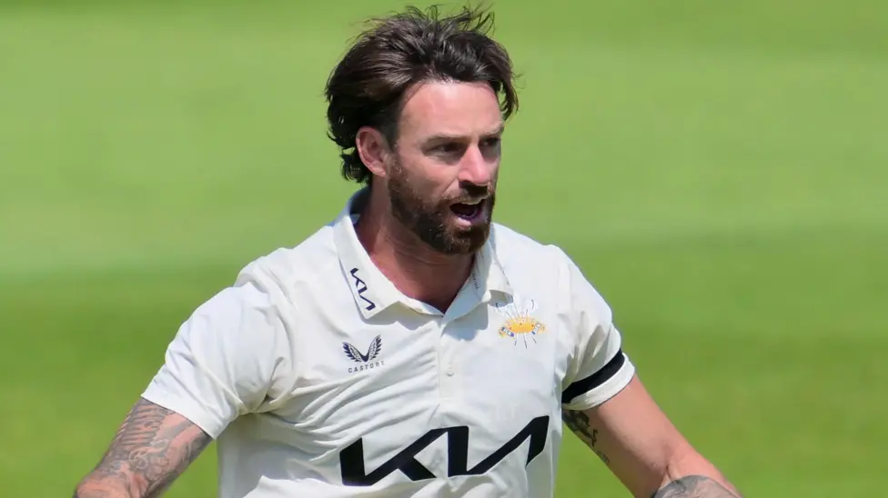 Surrey batió a Yorkshire por una entrada para seguir invicto.